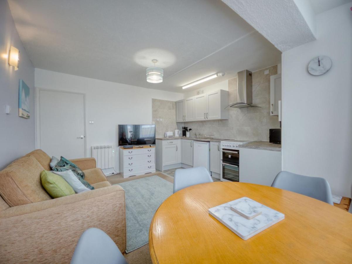 Apartment 7 - 1 Bedroom Sea Front Location - Step Free Access From Rear - Free Parking 佩恩顿 外观 照片